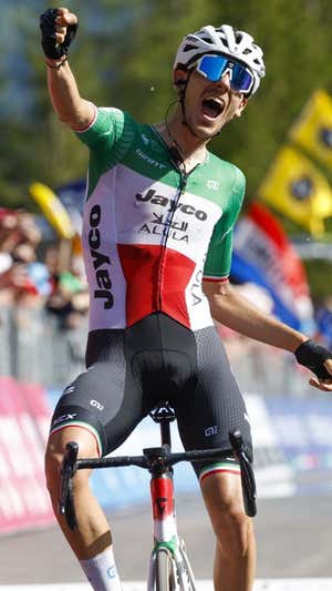 Filippo Zana celebra su victoria en Val di Zoldo.  GREENEDGE / SPRINT CYCLING