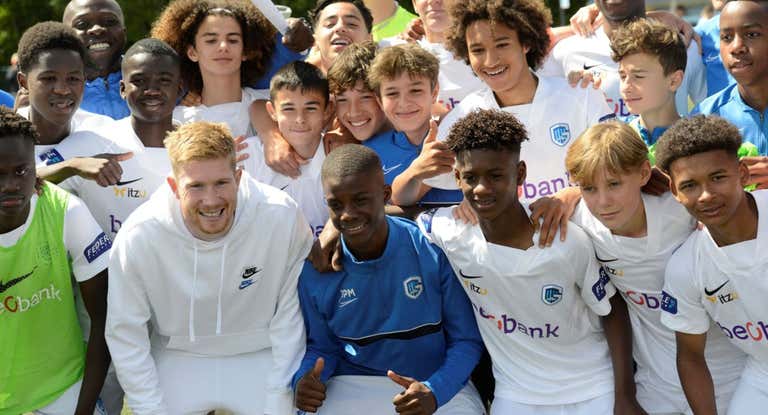 Kevin De Bruyne (31), rodeado por canteranos del Genk en la KDB Cup de 2022.