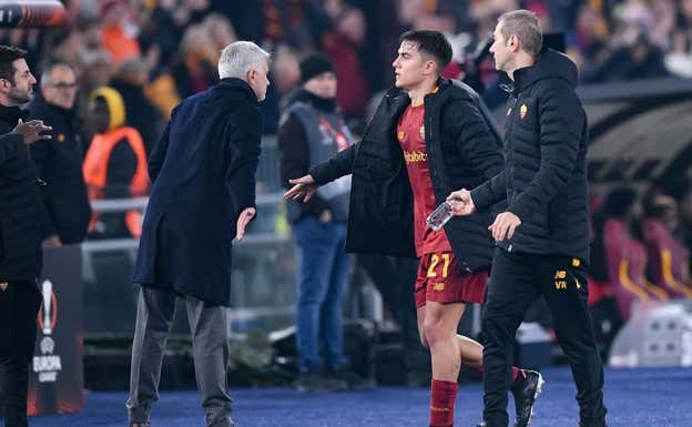 Mourinho saluda a Dybala durante un cambio.  AFP