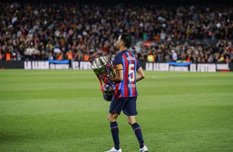Así debe ser el nuevo mediocentro del Barça que suplirá a Busquets