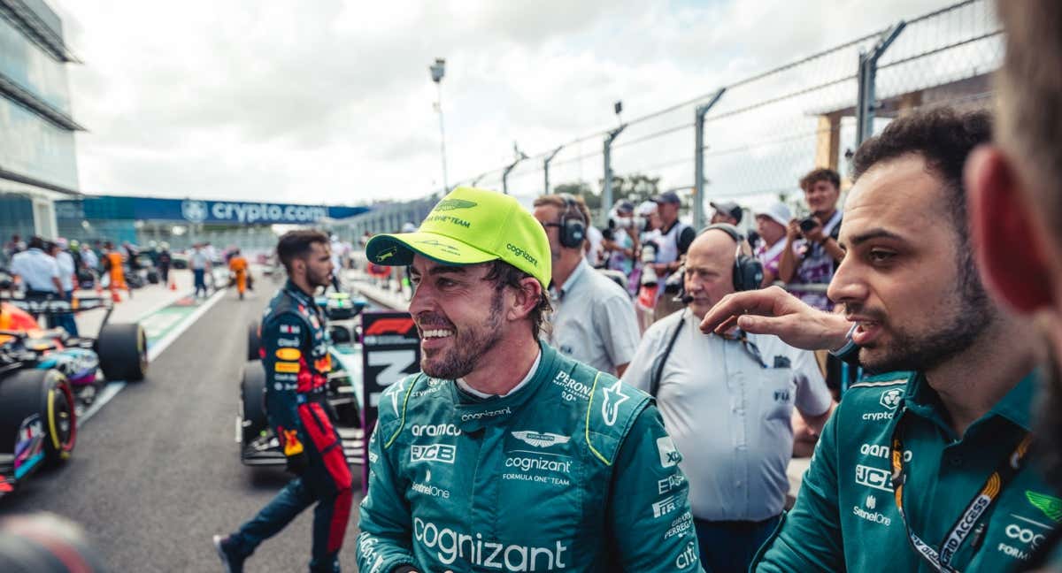 Fernando Alonso sonríe durante el GP de Miami 2023 de F1. /Aston Martin