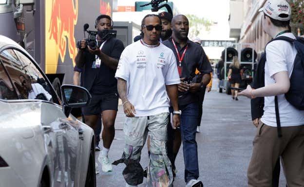 Lewis Hamilton, a su llegada al paddock del GP de Mónaco 2023 de F1.  Reuters