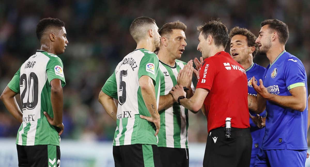 Jugadores del Real Betis y del Getafe hablando con el árbitro. /EFE