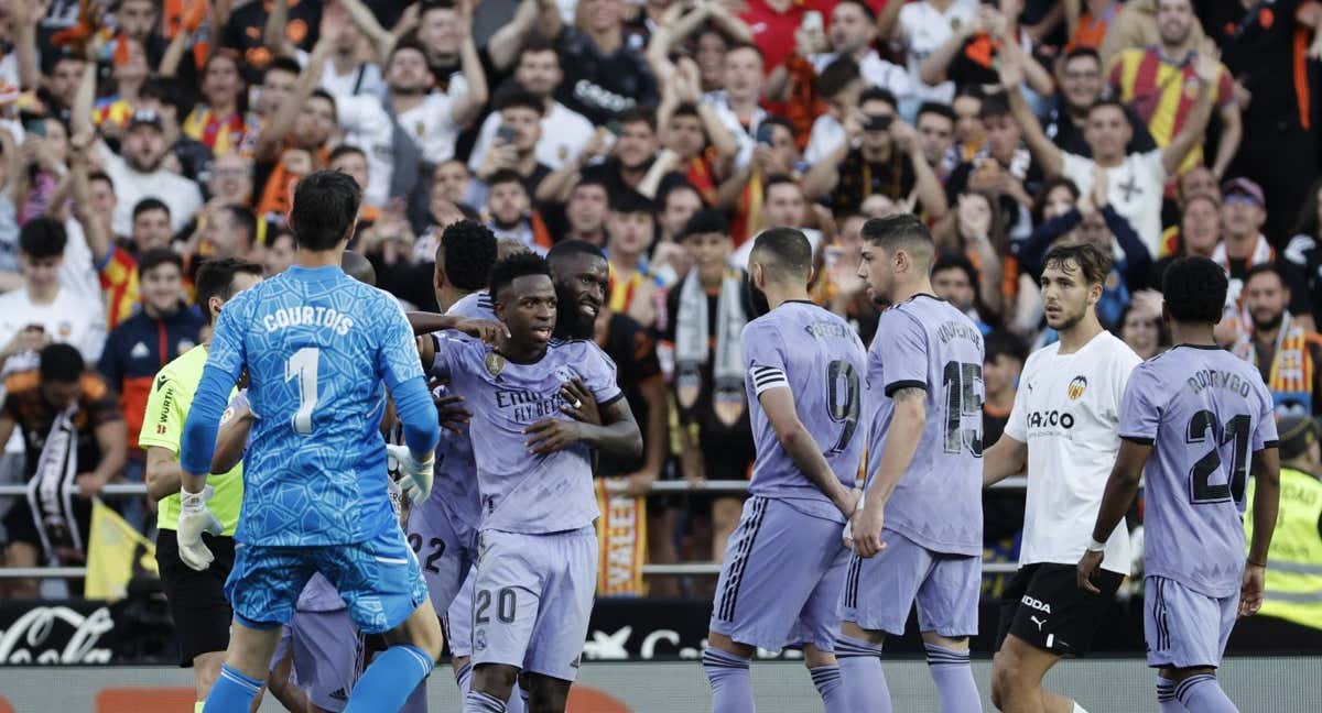 Rudiger intentó calmar a Vinicius después de los insultos racistas que sufrió en Mestalla. /EFE