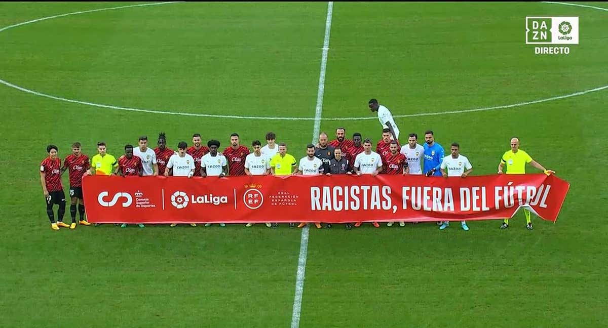 Mallorca y Valencia posan, con Diakhaby de fondo. /DAZN.
