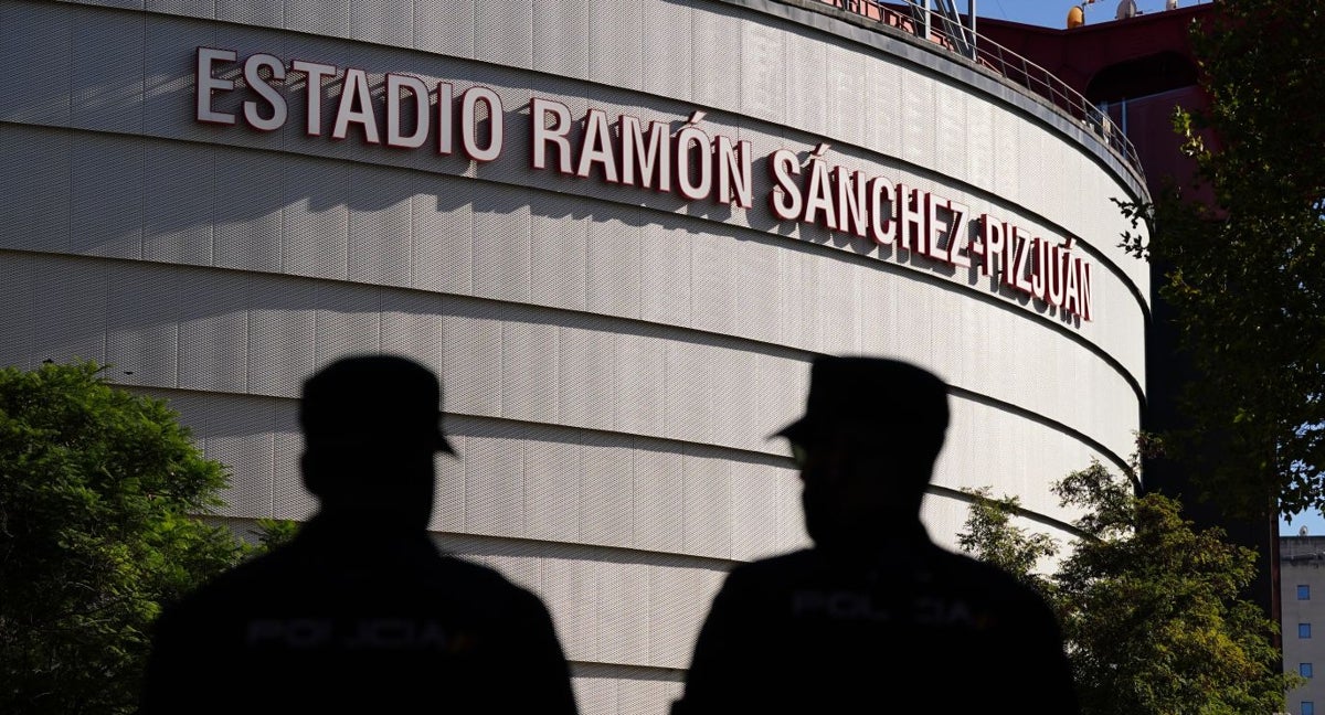 Dos policías custodian los accesos al estadio Ramón Sánchez-Pizjuán.