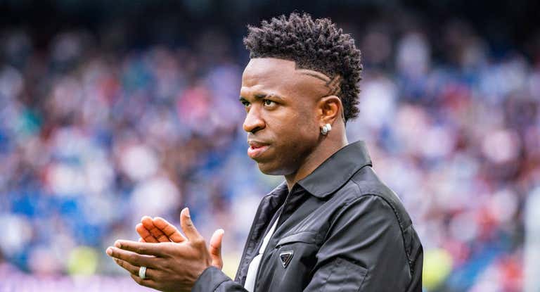 Vinicius aplaude al público del Santiago Bernabéu.