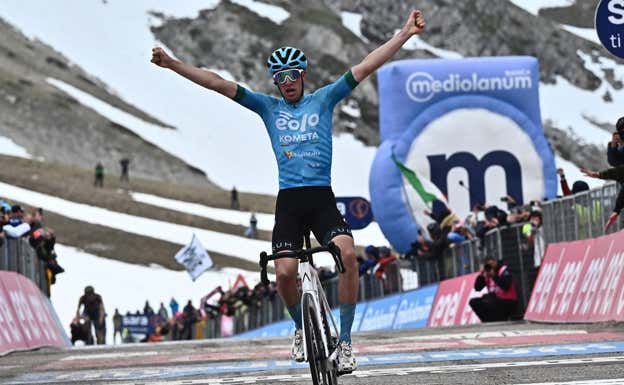 Davide Bais firma su victoria en el Gran Sasso.  EFE / LUCA ZENNARO