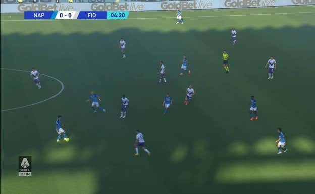 Amrabat defendiendo en campo propio, pendiente de si el Nápoles filtra un pase vertical a su costado.