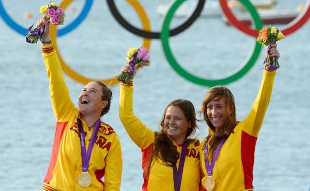 Ángela Pumariega, junto a Sofía Toro y Tamara Echegoyen, en el podio olímpico. AFP