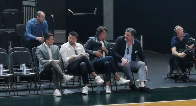 Djordje Djokovic, primero por la izquierda, charla con Dejan Bodiroga e Ibrahim Kutluay.