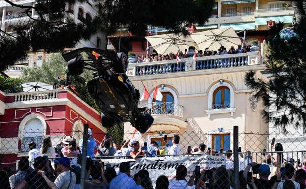 El coche de Checo Pérez, por los aires tras su accidente en la primera curva.  AFP