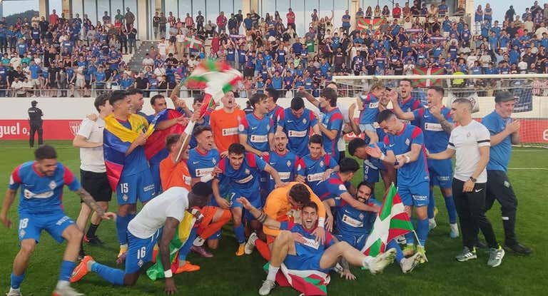 Los jugadores del Amorebieta celebran el ascenso a Segunda división.