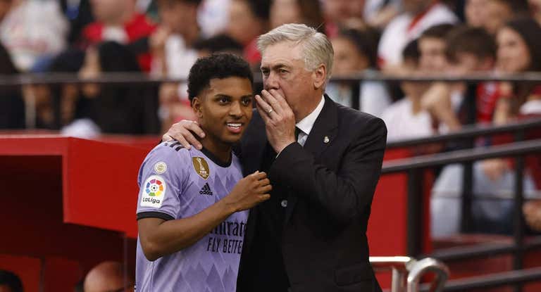 Ancelotti habla con Rodrygo en el Sánchez-Pizjuán.