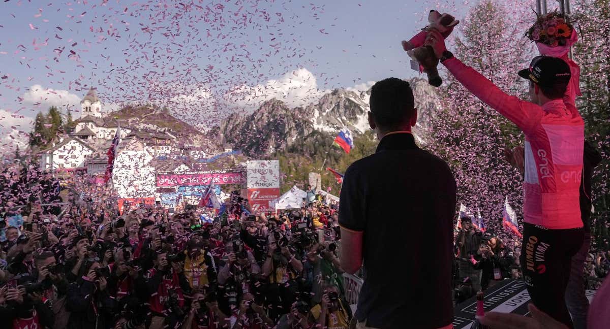 Primoz Roglic celebra su 'maglia rosa' en el Monte Lussari. /RCS / LA PRESSE