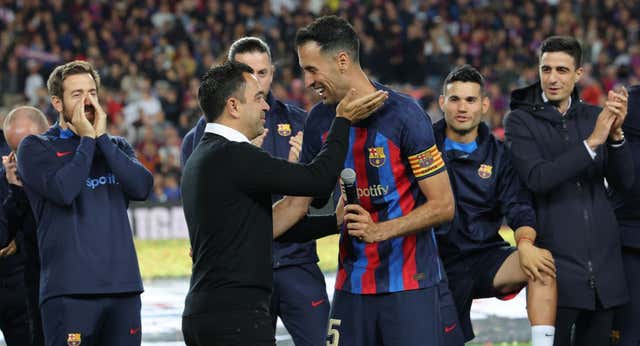 La broma de Alba a Xavi, la espina de Busquets y un «hasta pronto»: así fueron las dos despedidas del Barça