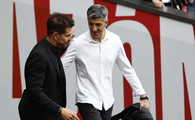 Simeone y Alguacil se saludaron antes de que arrancara el Atlético-Real Sociedad.  EFE