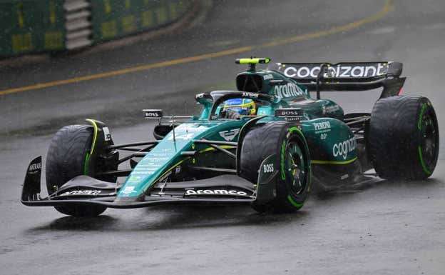 Alonso, bajo la lluvia en Mónaco.  AFP