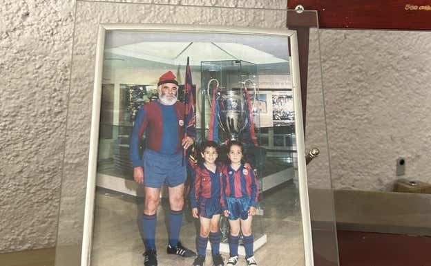L'Avi del Barça junto a sus nietos. RELEVO/ JORDI CARDERO
