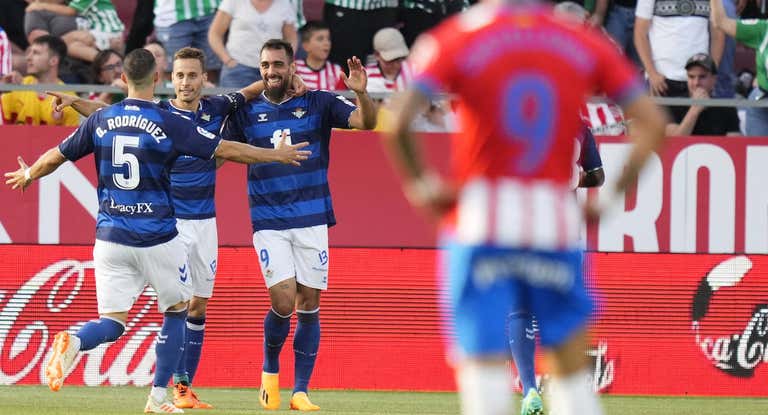 Borja Iglesias celebra su gol junto a Canales y Guido.
