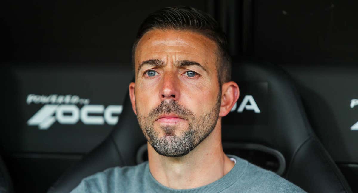 Luis García, en el banquillo de Mestalla.