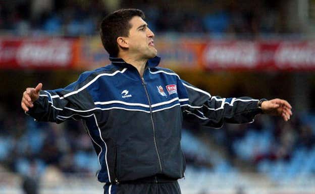 Roberto Olabe como entrenador de la Real Sociedad en 2002.  GETTY IMAGES