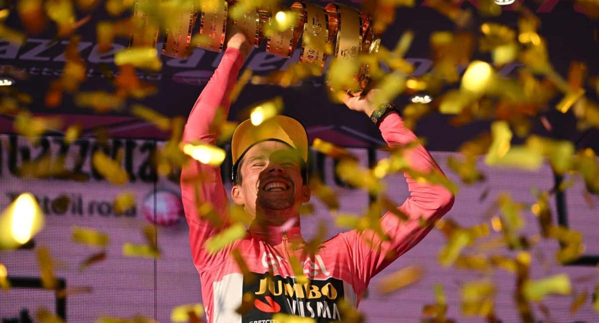 Primoz Roglic celebra la conquista del Giro en Roma. /AFP