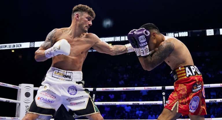Leigh Wood golpea a Maurcio Lara durante su combate.