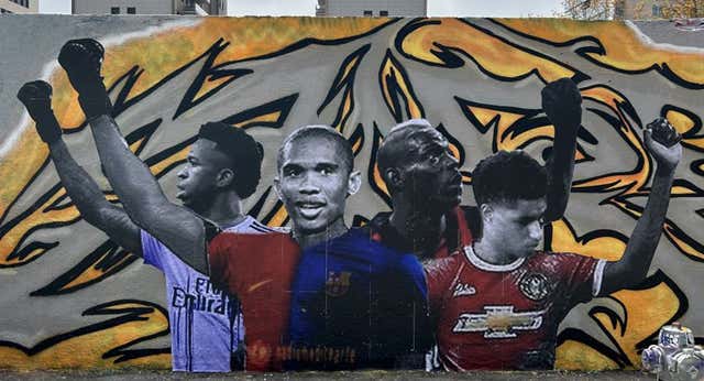 Barcelona amanece con un mural contra el racismo con Vinicius como protagonista