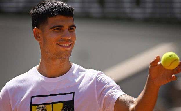 Alcaraz sonría durante un entrenamiento en París.
