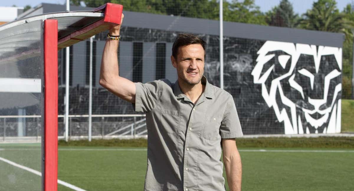 Carlos Gurpegui posa tras su anuncio como entrenador del Bilbao Athletic.