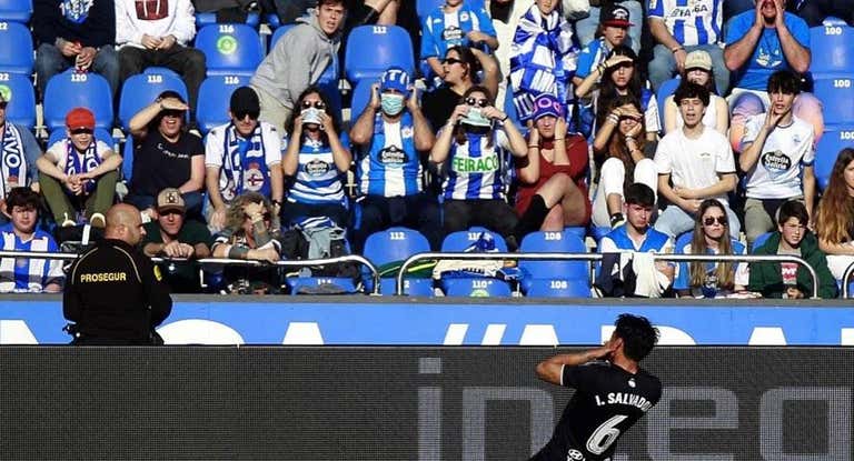 Iban Salvador celebra su gol en Riazor con el polémico gesto de la mascarilla... que él niega.