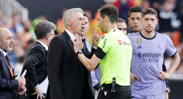 Los seis asistentes de VAR de la RFEF tildan de “falso” que hayan sido cesados por el Valencia-Real Madrid