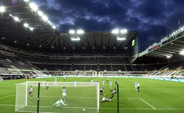 Carson detiene el penalti pero recibe gol en el rechace. Getty Images
