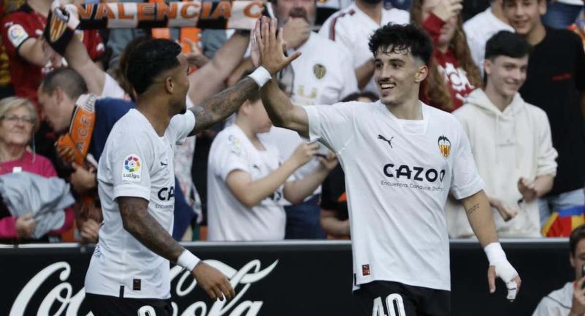 Diego López celebra con Kluivert su gol.