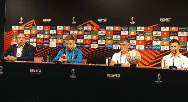 Mendilibar: «La historia no gana, los piropos tampoco»