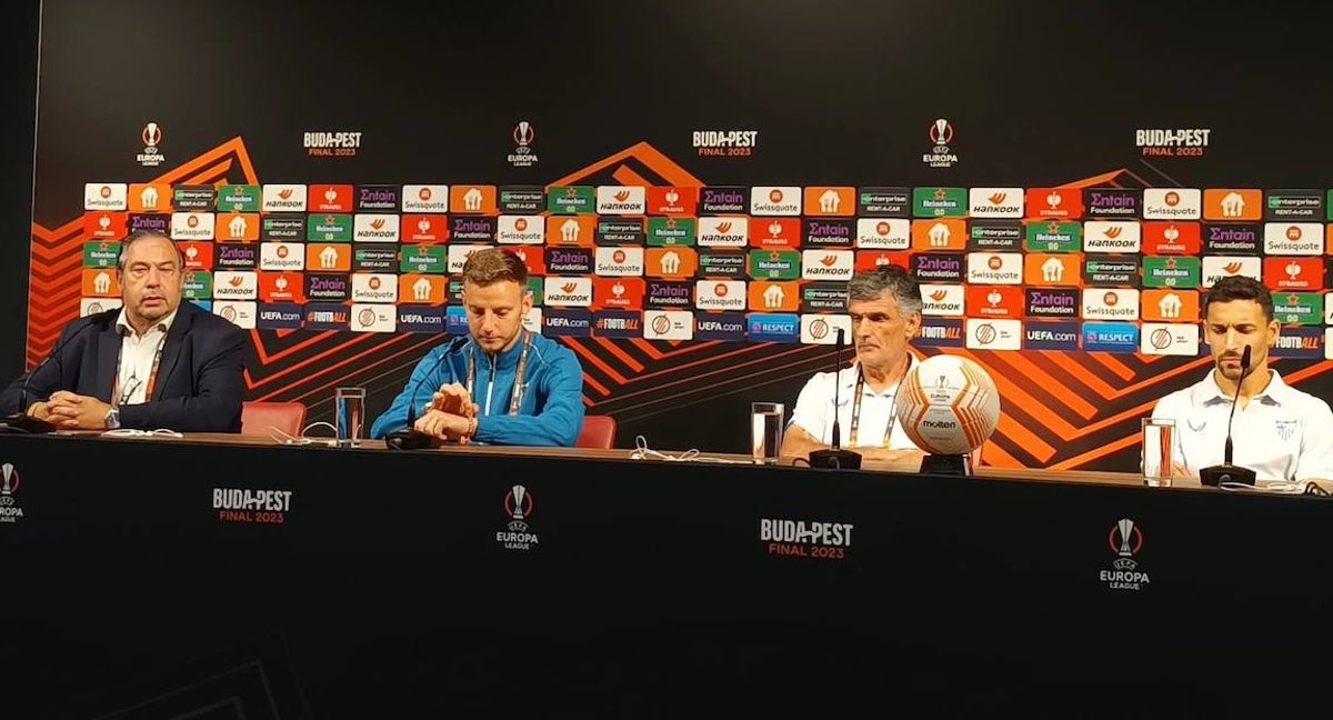 José Luis Mendilibar, junto a Rakitic y Jesús Navas, en la rueda de prensa.