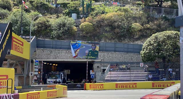 1000 km de viaje para llevarse un disgusto por una pancarta de Fernando Alonso