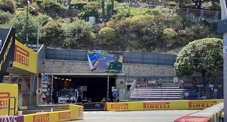 Pancarta de Fernando Alonso en la última curva del circuito de Mónaco.