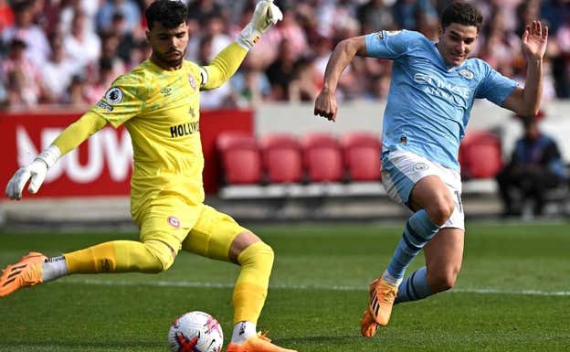 David Raya, durante el partido contra el Manchester City. REUTERS