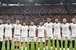 El Sevilla muestra su apoyo a Sergio Rico durante el calentamiento