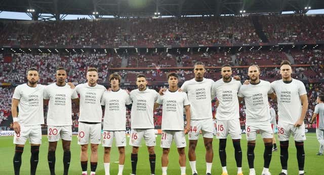 El Sevilla mostró su apoyo a Sergio Rico durante el calentamiento