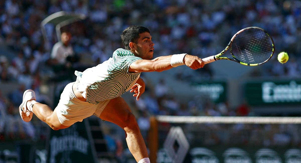 Carlos Alcaraz golpea una derecha durante su partido de segunda ronda ante Taro Daniel. /LISI NIESNER/REUTERS