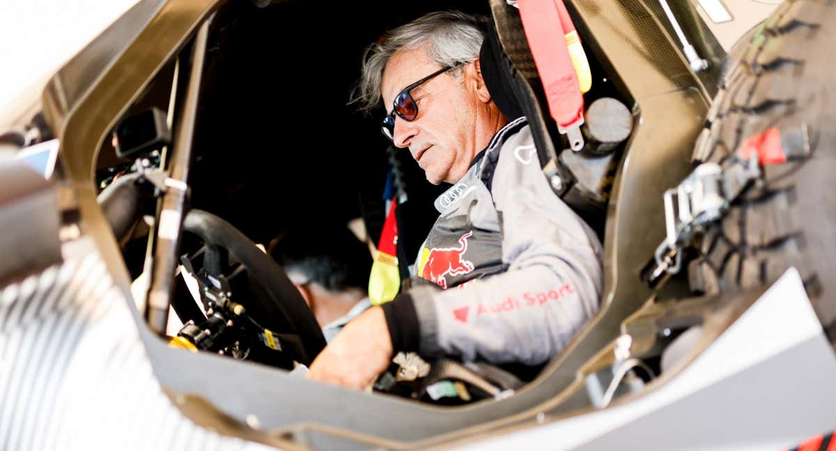 Carlos Sainz, en el habitáculo del Audi RS Q e-tron E2 durante unos test en mayor de 2023.