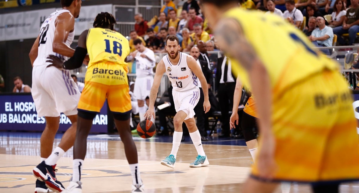 Sergio Rodríguez busca el bloqueo de Tavares ante el Dreamland Gran Canaria.