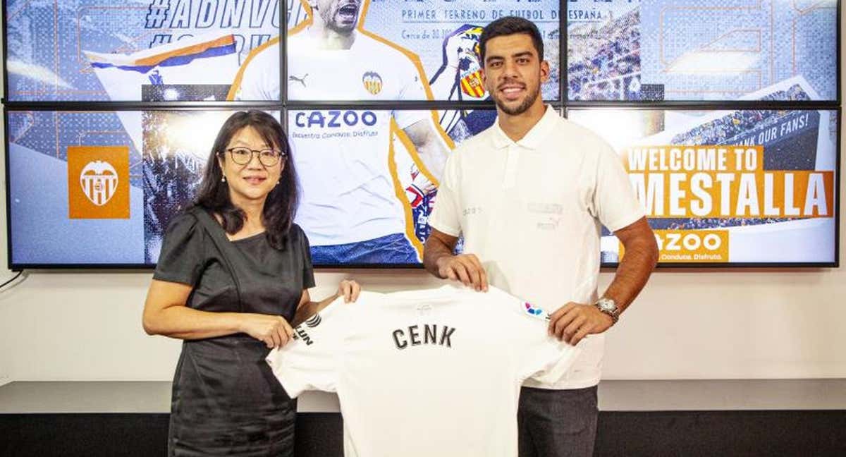 Cenk con Lay Hoon tras anunciarse su cesión. /Valencia C.F