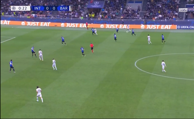 Una vez recibe Dembélé, Gavi tira un desmarque de arrastre, alejándose de la pelota.