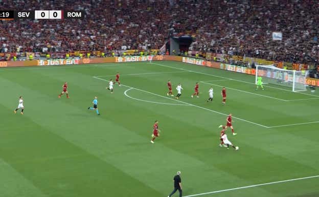 Imagen del centro previo al único remate del Sevilla, con Navas centrando desde muy lejos, tapado y con la Roma defendiendo bien el área.