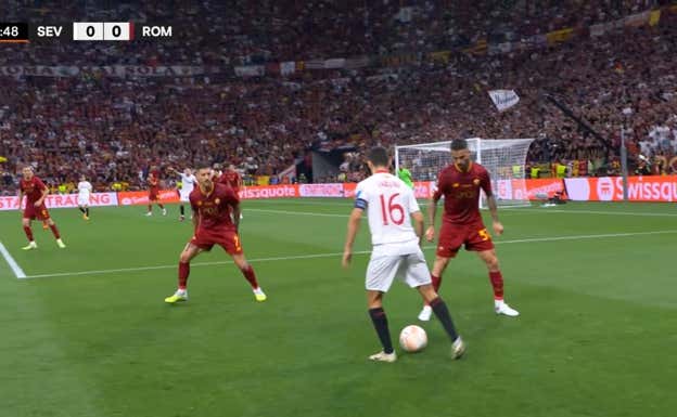 La Roma defendía a Navas de forma descarada, dándole la salida hacia dentro para que no pudiese ganar línea de fondo. Esto sucedía porque el andaluz recibía en parado y con la Roma bien colocada.