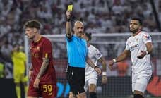 Aficionados de la Roma increpan a Anthony Taylor en Budapest y los árbitros ingleses reaccionan: «Estamos en shock»